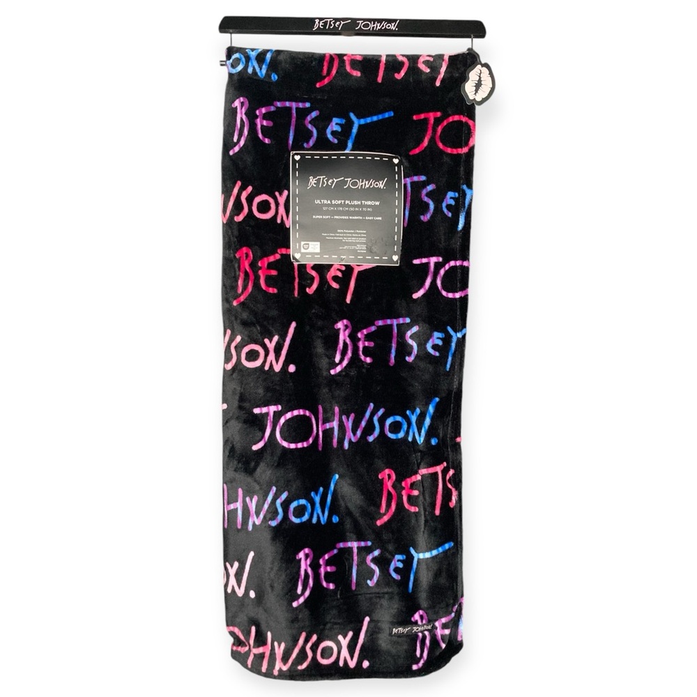 Betsey Johnson OOP Super Soft Signature Plush Throw 50 x 70 Pink Blu Pur Blanket